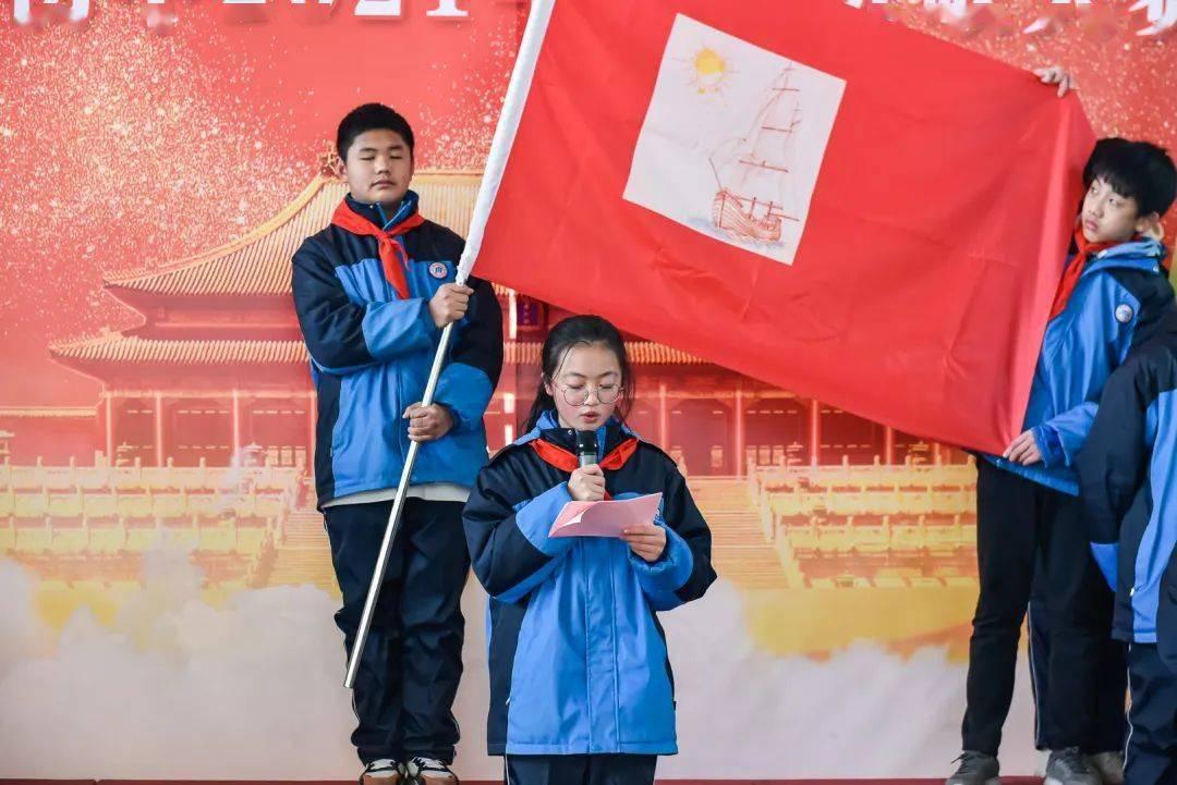 对面车辆大灯一晃，小轿车司机“瞬盲”失控撞上护栏